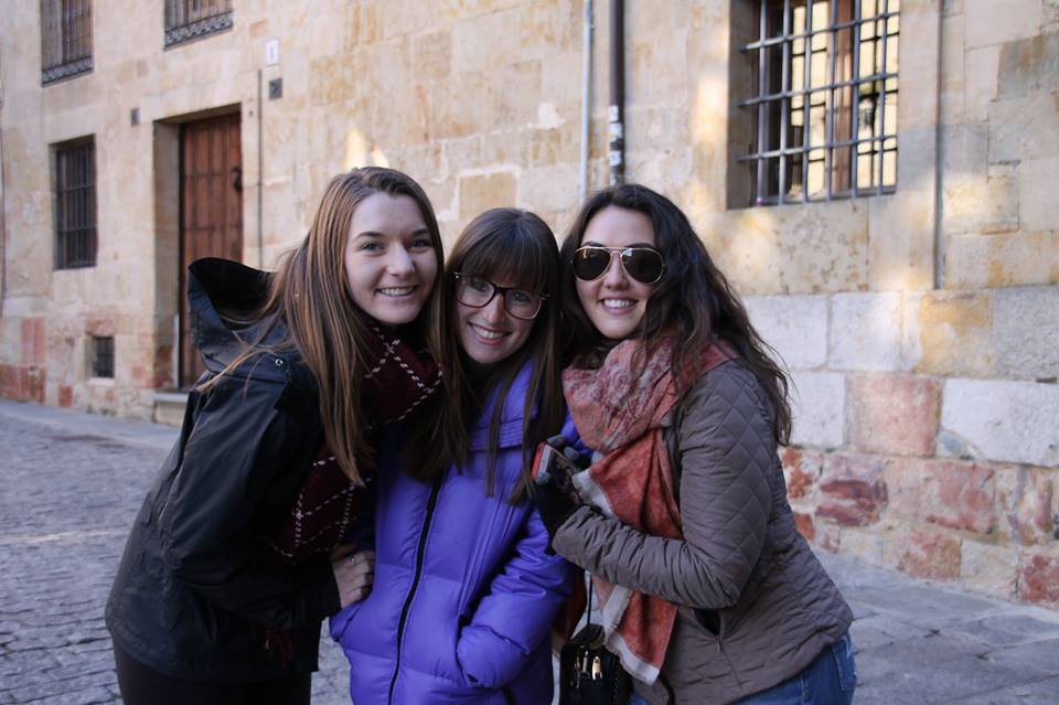 spain-salamanca-student-group-photo no-visa-required programs
